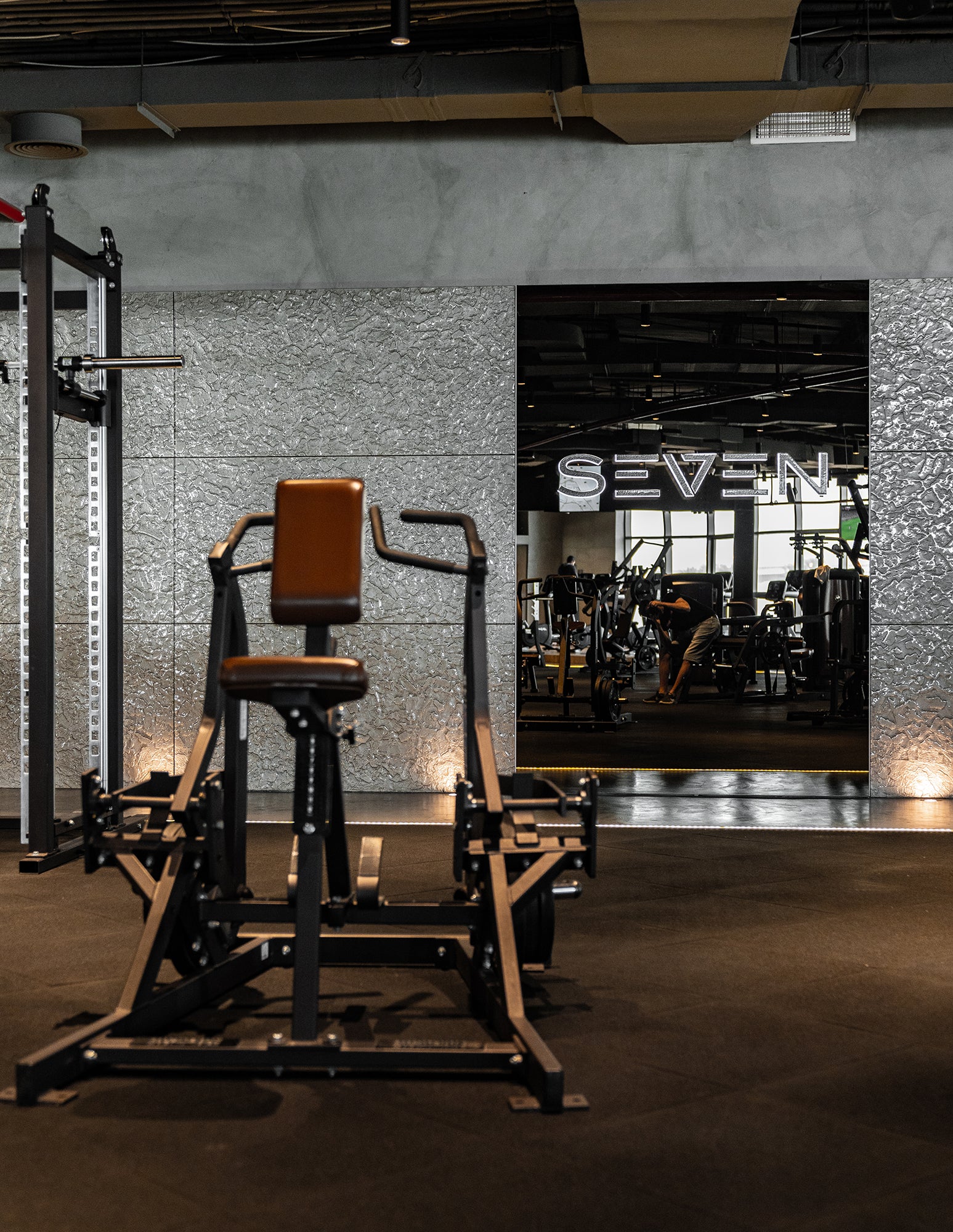 PlusObject Glass Panels Elevate Luxury Gym Interior