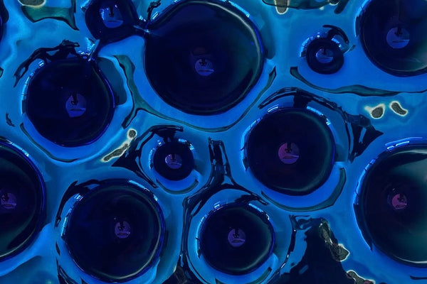 Piatto indaco in metallo liquido