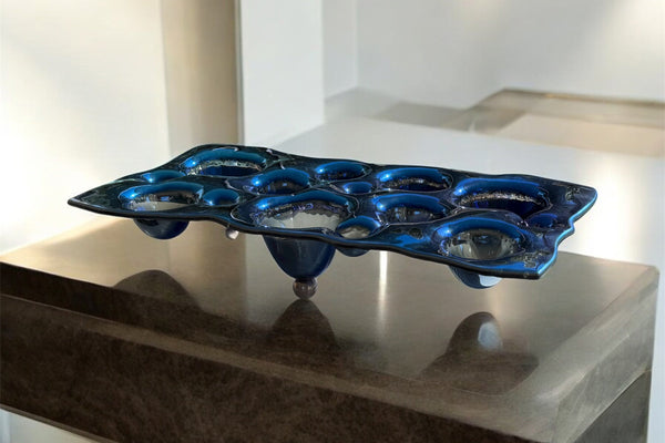 Piatto indaco in metallo liquido