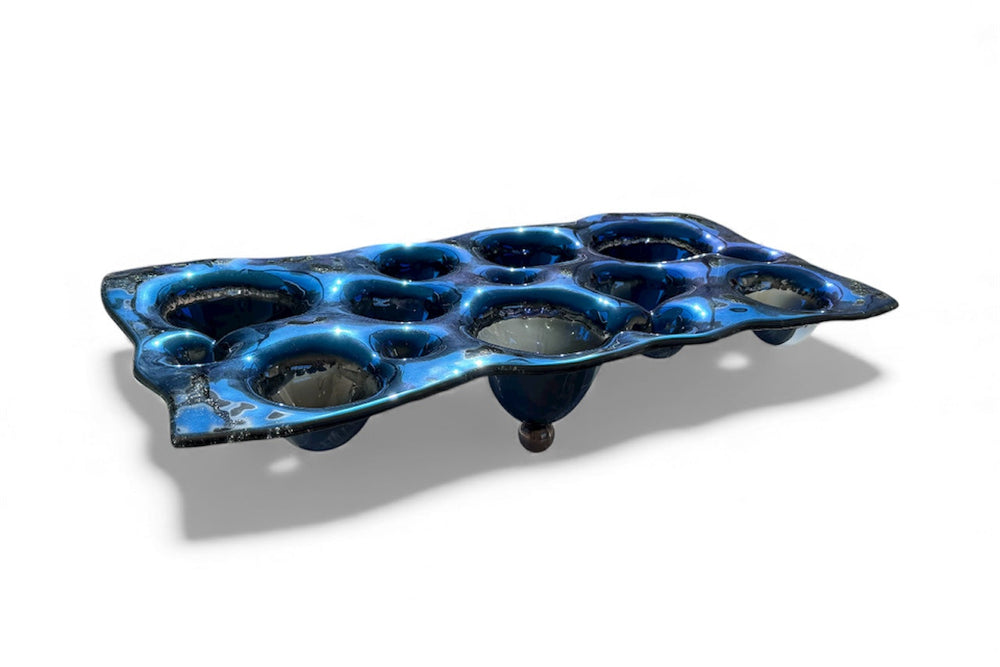 Piatto indaco in metallo liquido