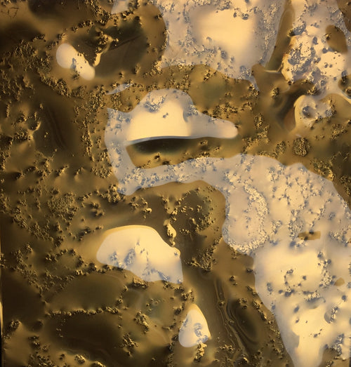 Fiama glass wall panel in gold with an organic, fluid-like texture, featuring a striking interplay of metallic tones and depth for a luxurious interior finish