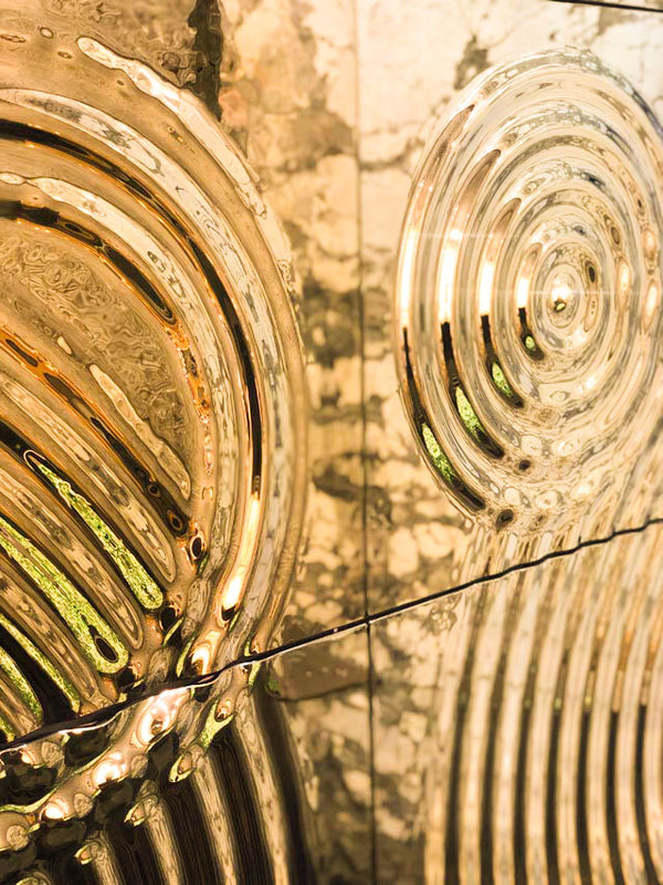 Detailed shot of Interference gold glass pane