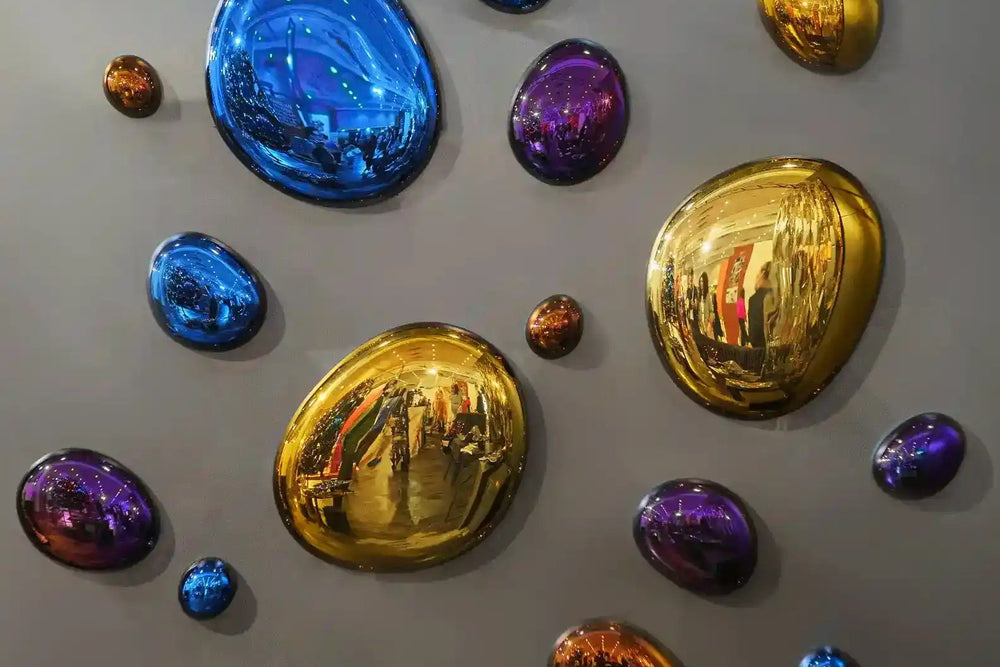Composizione decorativa da parete con gocce 3D colorate